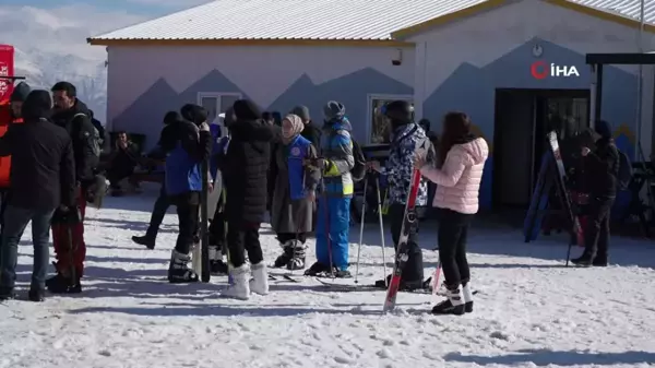 Üniversite öğrencileri ilk kayak heyecanını Ergan Dağı'nda yaşadılar