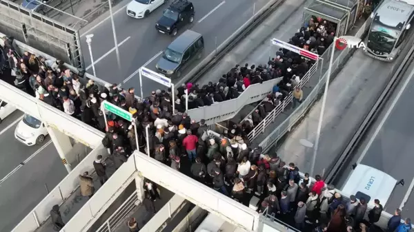 İstanbul'da metrobüs kuyruğuyla denk gelen seçim afişi