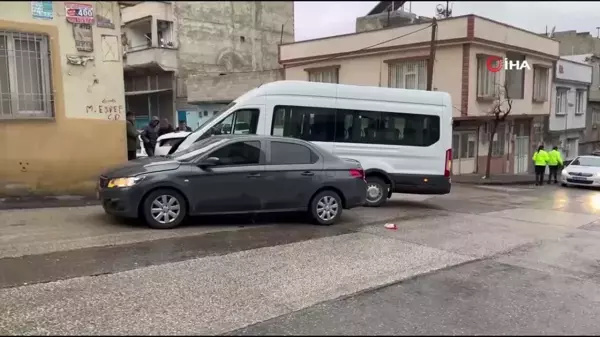 İşçi servisi ile otomobil çarpıştı: 3 yaralı