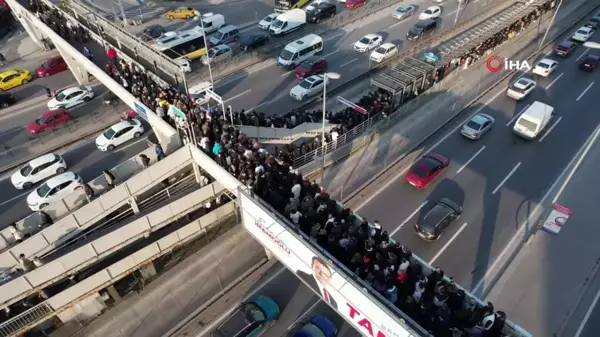 İstanbul'da Metrobüs Kuyrukları Devam Ediyor