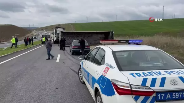 Çanakkale'de TIR'ın açılan dorsesi PTS'ye çarptı