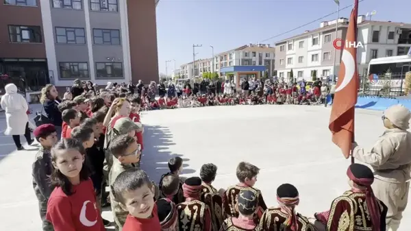 Çanakkale'yi okullarının bahçesinde canlandırdılar, büyük alkış topladılar