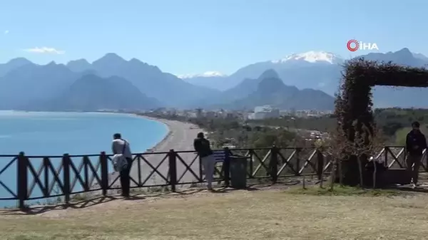 Antalya'da sahilde yoğunluk yazı aratmadı