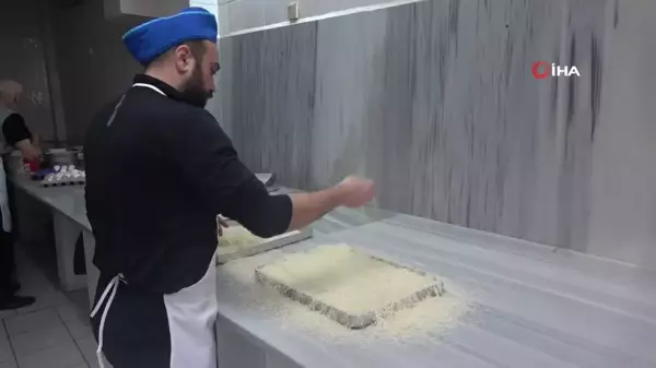 Yumurta Akı ve Şekerden Yapılan Kaymaklı Tatlısı