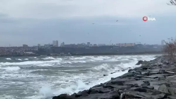 Bakırköy sahilinde fırtına nedeniyle dalgalar oluştu