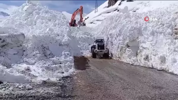 Dağlıca yoluna düşen çığ temizlendi