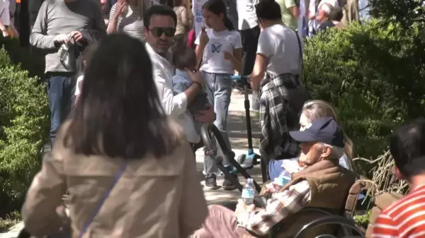 Ankara'da Kuğulu Park'ta Güneşli Havada Keyif