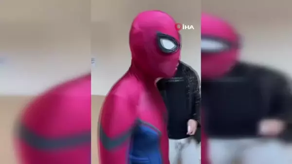 Spiderman Kıyafetiyle Oy Kullanan Genç Büyükçekmece'yi Şaşırttı