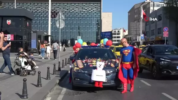 Taksim'de Süpermen kostümlü adam çocukların ilgi odağı oldu