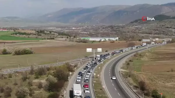 Bayram dönüşünde araç kuyruğu 70 kilometreye ulaştı