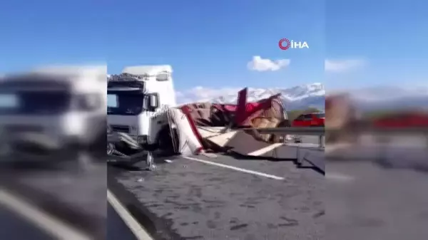 Erzincan-Erzurum Karayolu'nda tır devrildi, yol uzun süre ulaşıma kapandı