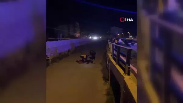 Burdur'da virajı alamayan motosikletli dereye uçarak yaralandı