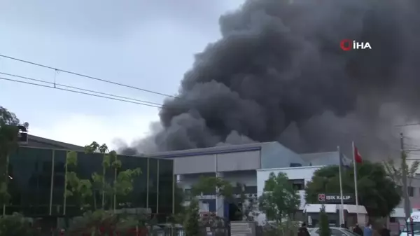 İzmir'de iki ayrı fabrikada çıkan yangın kontrol altında