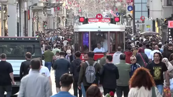 Taksim'de test sürüşüne çıkan akülü nostaljik tramvaya vatandaşlar yoğun ilgi gösterdi