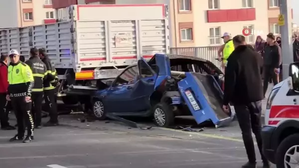 Niğde'de hafif ticari araç park halindeki otomobile, otomobil ise önündeki tıra çarptı