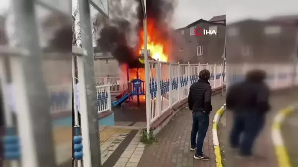 Pendik'te çocuk parkında yangın: Alevler metrelerce yükseldi