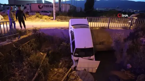 Antakya'da su kanalına düşen TOFAŞ'ın sürücüsü yaralandı