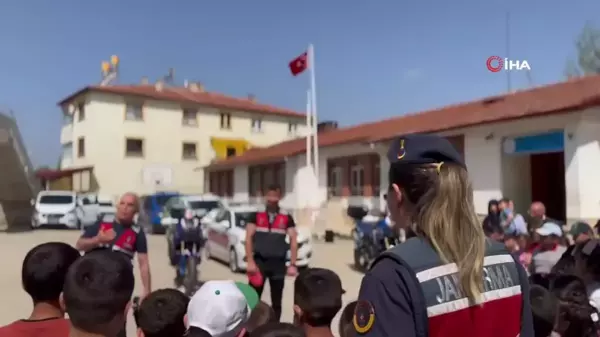 Amasya'da jandarmalar öğrencilere bayram sevinci yaşattı