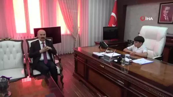 Vali koltuğuna oturan öğrenci yeşil alanların artırılmasını istedi