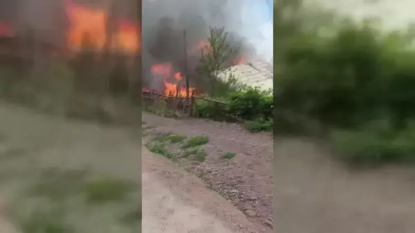 Sinop'un Ayancık ilçesinde çıkan yangında 2 ev kullanılamaz hale geldi