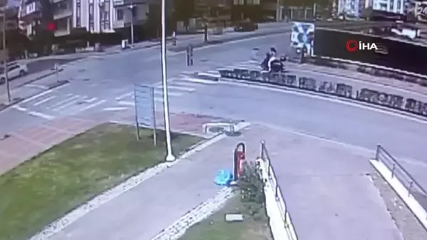 Motosiklet ile otomobil çarpıştı: Göz göre göre gelen kazada kamerada Dakikalarca bekledi, dikkatsiz çıkışı hastanede bitti