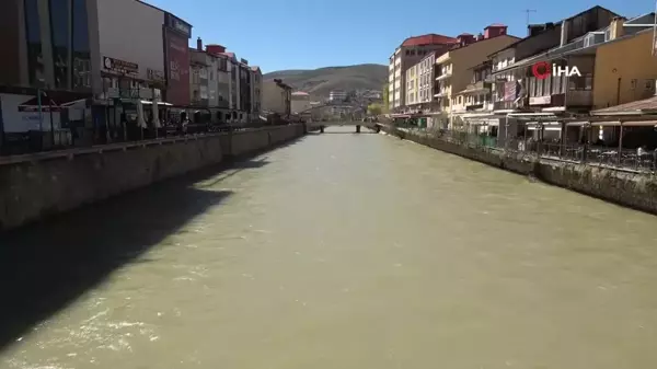 Çoruh Nehri'nin su seviyesi yükseldi, vatandaşlar çay keyfi yapıyor