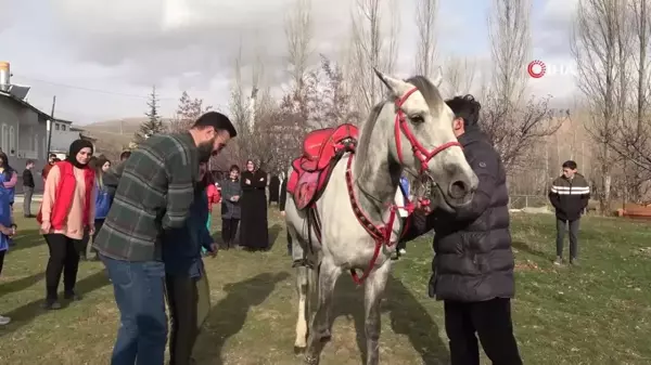 Bayburt'ta özel çocuklar at çiftliğinde at binerek keyifli vakit geçirdi