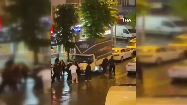 Esenler'de cadde ortasında tekme tokat kavga kamerada: 1 yaralı