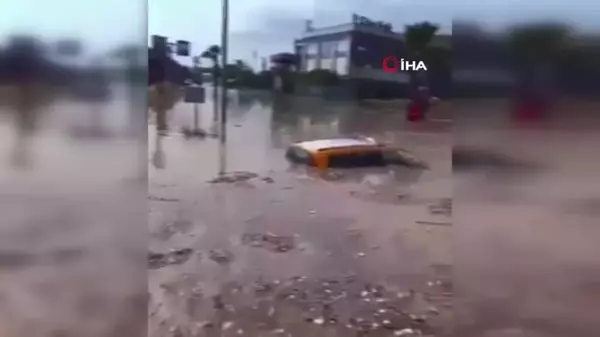 Şırnak'ta sağanak yağış sonrası yollar göle döndü