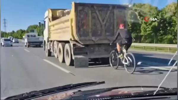 Bisikletli sürücünün hafriyat kamyonu arkasında tehlikeli yolculuğu kamerada