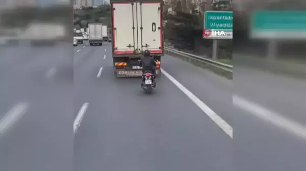 Otoyolda motosikletlinin tehlikeli yolculuğu kamerada