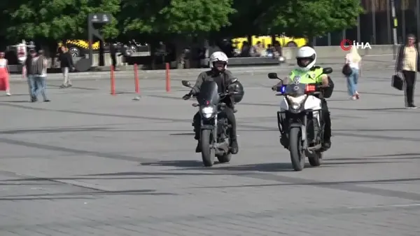 Taksim'de yaya yolunu işgal eden motosiklet sürücülerine ceza yağdı