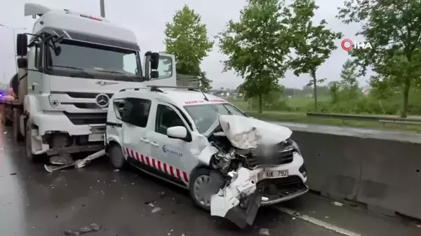 2 tır ve hafif ticari araç çarpıştı: 1 yaralı