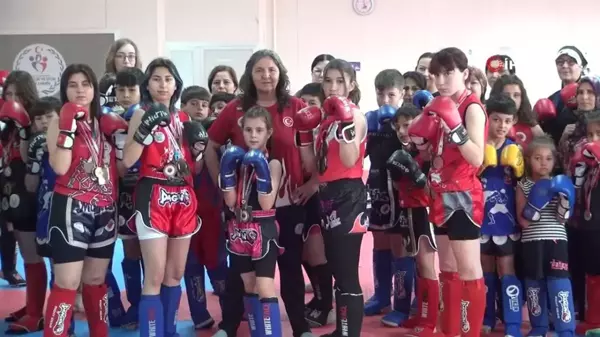 Dünya şampiyonu Muay Thai sporcular anneleriyle müsabakalara hazırlanıyor