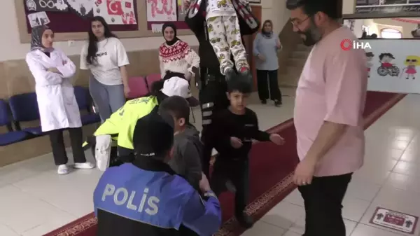 Polislerden özel öğrencilere ziyaret