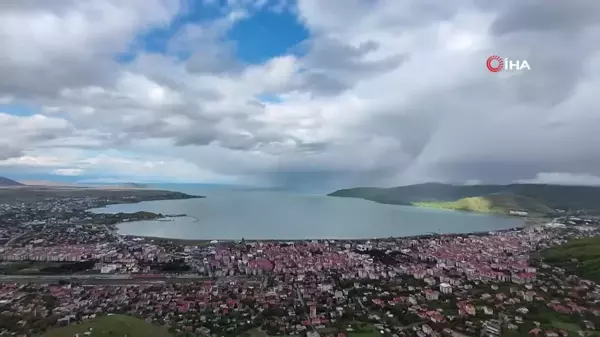 Yağmur ve dolu altında saatlerce 'gökkuşağı'nı beklediler