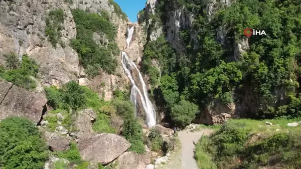 Hatay'daki Dekuk Şelalesi yağışlarla canlandı