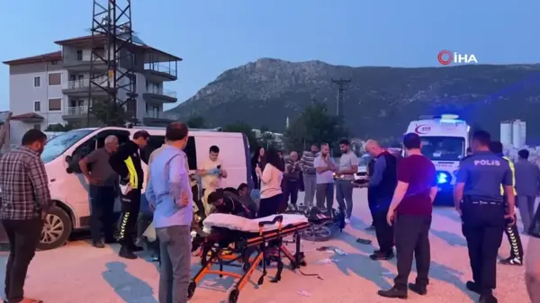 Burdur'da kamyonetle çarpışan motosikletteki 2 çocuk ağır yaralandı