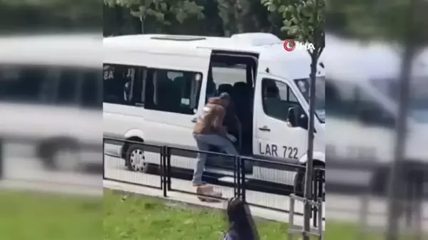 Sultangazi'de servis aracı ile parktaki şev taşlarını çalan hırsızlık anı kamerada