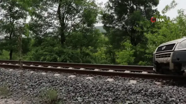 Samsun'da hafif ticari araç tren raylarına uçtu: 1 yaralı