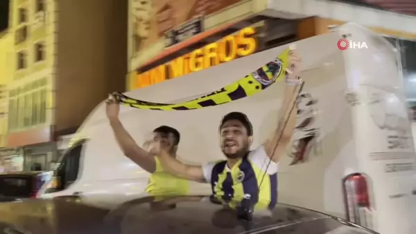 Ağrı'da şampiyonluk kutlamasına Fenerbahçeliler bayraklarıyla katıldı