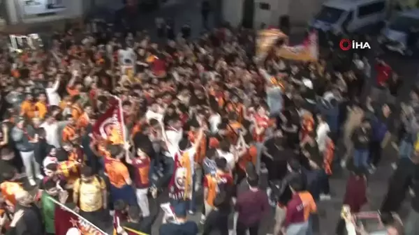 Galatasaraylı taraftarlar Taksim'e akın etti