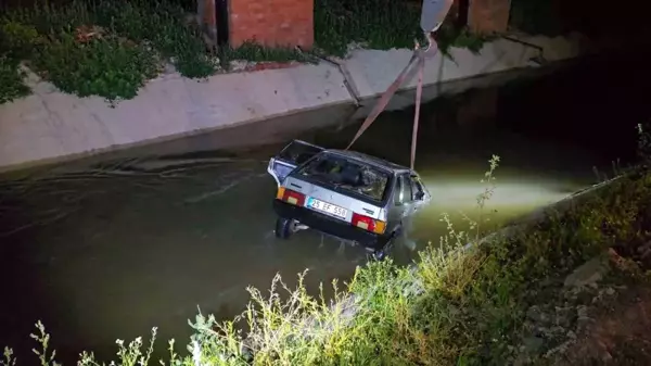 Tokat'ta su kanalına düşen otomobil vinç ile çıkartıldı