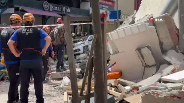 Çöken binanın enkazında köpek ile arama yapılıyor