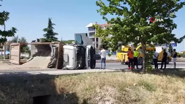 Edremit'te lastiği patlayan TIR karayolunu trafiğe kapattı