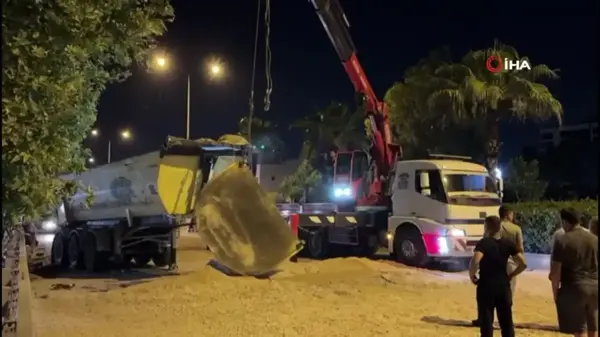 İzmir'de lastikleri patlayan hafriyat kamyonunun dorsesi devrildi