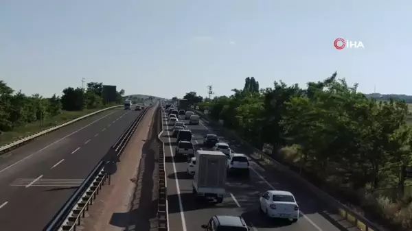 21 ilin geçiş noktasında bayram dönüşü trafik yoğunluğu yaşanıyor