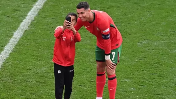 Ronaldo ile fotoğraf çektiren çocuğa ceza! UEFA çocuğa ne cezası verdi?