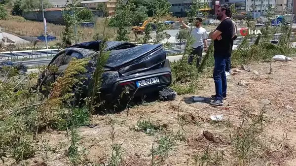 Beylikdüzü'nde lüks otomobil takla attı: 2 yaralı