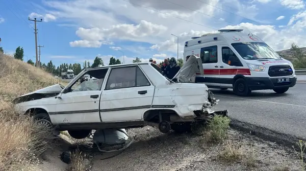 Sivas'ta Otomobil Şarampole Devrildi: 5 Yaralı